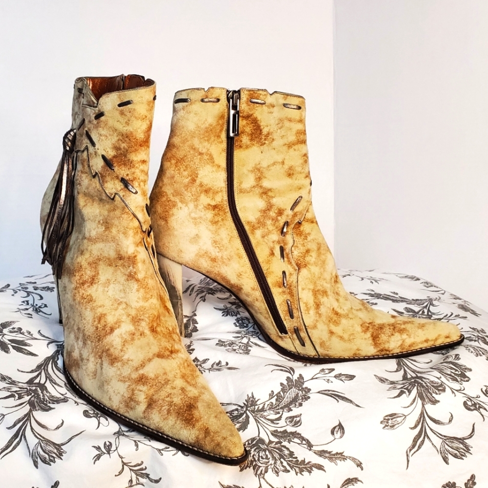 Sophia creme suede booties sz39
